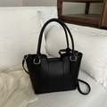 Minimalistische schwarze Leder-Eimertasche mit Griffen und verstellbarem Schultergurt - Schwarz