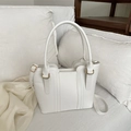 Elegante weiße minimalistische Beuteltasche mit Goldring-Beschlägen und Tragegurt - Weiß