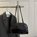 Bolso tipo almohada minimalista en charol negro con acabado brillante y correa retro - Negro
