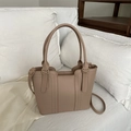 Hellbraune Eimertasche aus Leder mit zwei Griffen und goldfarbenen Details für Damen - Khaki