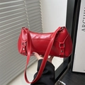 Elegante bolso de hombro baguette rojo en cuero sintético con detalles plateados - Rojo