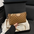 Bolso bandolera cuadrado marrón con estampados geométricos y detalle etiqueta FASHION - Marrón