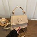 Beigefarbene Umhängetasche aus Kunstleder mit goldener Schleife und Knotengriff - Khaki