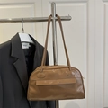 Bolso de hombro minimalista en cuero marrón con diseño rectangular y cremallera superior - Caqui