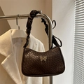 Sac bandoulière tressé marron foncé avec anse plissée et fermoir papillon en métal - Marron
