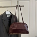 Bolso tipo almohada en charol color burdeos con acabado brillante y correas finas - Marrón