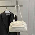 Bolso tipo almohada semicircular blanco minimalista en cuero sintético con correas - Blanco