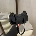 Bolso de hombro chic de charol negro con forma de media luna, acabado brillante y cierre dorado - Negro