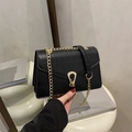 Sac bandoulière noir motif crocodile avec chaîne dorée et boucle métallique en U - Noir