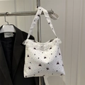 Sac fourre-tout blanc avec imprimé ours et bordure en dentelle sur un support en métal - Style 1