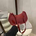 Bolso de hombro minimalista en charol color vino tinto con acabado brillante de espejo - Burdeos