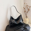 Borsa tote hobo nera in pelle sintetica opaca con mini portamonete a catena decorativo - Nero