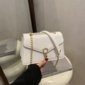 Sac bandoulière blanc à texture crocodile avec boucle dorée et bandoulière chaîne - Blanc
