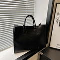 Grande borsa tote nera con stampa coccodrillo e manici superiori per il pendolarismo chic - Nero