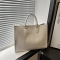Grande borsa tote bianco crema minimalista con trama a coccodrillo e manici robusti - Bianco