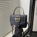 Borsa a tracolla nera classica con fibbia quadrata dorata e manico sobrio - Nero