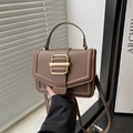 Borsa a tracolla in pelle marrone scuro minimalista con eleganti anelli dorati - Marrone