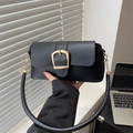 Bolso de hombro de cuero negro con hebilla dorada curva y asa redonda de diseño moderno - Negro