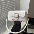 Bolso de hombro blanco minimalista con hebilla dorada y detalles de cadena en el asa - Blanco