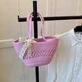 Borsa a secchiello in paglia intrecciata rosa con un delicato fiocco in pizzo crema - Rosa