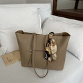 Grande borsa tote in pelle kaki con sciarpa di seta stampata e tasca con cerniera - Cachi