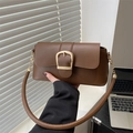 Bolso de hombro retro marrón oscuro con hebilla de herradura dorada en cuero mate - Marrón