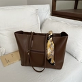 Borsa tote marrone scuro con cuciture bianche a contrasto e foulard decorativo - Marrone Scuro