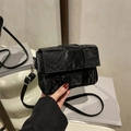 Schicke schwarze gewebte Handtasche mit Knitteroptik und silbernen Metallelementen - Schwarz