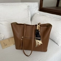 Borsa tote in pelle marrone con elegante sciarpa di seta e cuciture bianche a contrasto - Cuoio