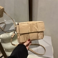 Schicke beige gewebte quadratische Umhängetasche mit Faltenstruktur und Gurt - Khaki