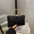 Elegante borsa da sera in pizzo nero con ricamo a farfalla e manico in metallo oro - Nero
