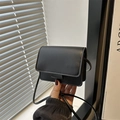 Piccola borsa quadrata nera minimalista a tracolla con patta e sottile tracolla - Nero