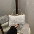 Pochette da sera bianca con ricamo farfalla 3D e manico in metallo dorato - Bianco
