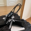 Bolso de hombro minimalista en charol negro con lazo de encaje blanco y correas finas - Con Pañuelo de Seda / Negro