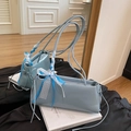 Bolso baguette azul claro de piel sintética con lazo de cinta y encaje fino - Con Pañuelo de Seda / Azul