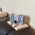 Piccola borsa quadrata blu denim con fibbia dorata geometrica e tracolla a catena - Blu