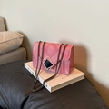 Borsa a tracolla trapuntata rosa con catena in metallo e fibbia geometrica - Rosa