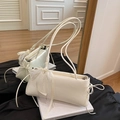Bolso de hombro beige con detalle de lazo de encaje blanco y acabado brillante - Con Pañuelo de Seda / Blanco