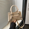 Mini sac à main beige en paille tressée et cuir PU avec détails zippés et pompons - Blanc Cassé