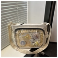 Detalle macro del bolso ita beige con ventana de PVC transparente y encaje decorativo - Blanco