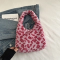 Rosa Leopard-Handtasche aus Kunstfell auf Jeansjacke mit weicher Plüschstruktur - Rosa