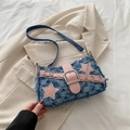Borsa a tracolla in denim blu con stelle rosa e tracolla regolabile tenuta in mano - Scacchiera Blu