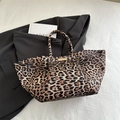 Stilvolle Leopard-Print-Tragetasche mit Goldplakette und großem Fassungsvermögen - Braun