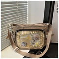 Detalle del bolso tote marrón claro con compartimento de PVC transparente y encaje decorativo - Caqui