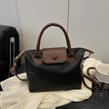 Elegante bolso bicolor negro y marrón con herrajes dorados y correa ajustable - Negro