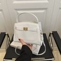 Weiße Handtasche aus Litschi-Leder mit goldenem Drehverschluss und Schultergurt - Weiß