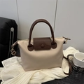 Bolso tipo almohada minimalista en crema y marrón oscuro de cuero sintético granulado - Caqui