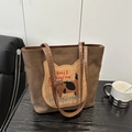 Sac fourre-tout en daim marron avec broderie chat et fines anses sur bois sombre - Marron