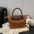 Bolso tipo almohada en cuero caramelo y marrón con textura de grano litchi - Marrón