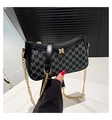Detalle de bolso negro bajo el brazo con herraje M dorado y patrón de jacquard - Negro